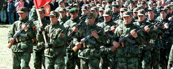 Pripadnici teroristčke organizacije OVK prilikom odavanja počasti Ademu Jašariju - Sputnik Srbija