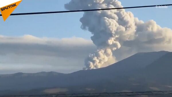 Ерупција вулкана Симое у Јапану - Sputnik Србија