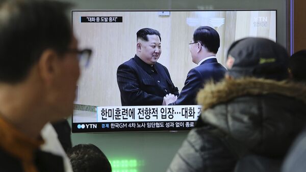 Лидер Северне Кореје Ким Џонг Ун на састанку са јужнокорејским министром за националну безбедност Џунг Ју Јонгом - Sputnik Србија
