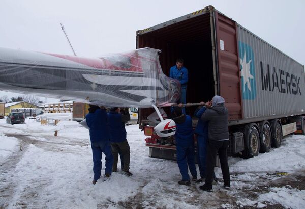 Јагодина - утовар лаког спортског авиона Сила 600 у контејнер. Авиони су на путу ка САД. - Sputnik Србија