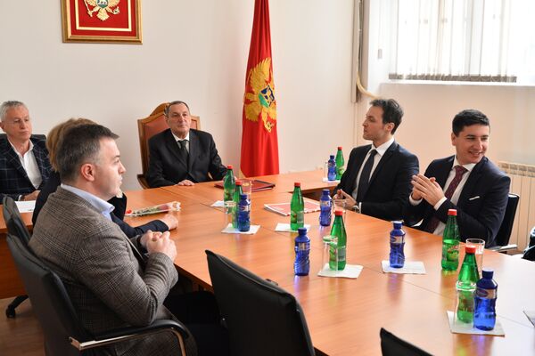 Predaja potpisa za predsedničku kandidaturu lidera Prave Crne Gore Marka Milačića - Sputnik Srbija