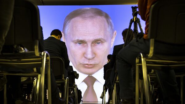 Novinari slušaju govor predsednika Rusije Vladimira Putina u Moskvi - Sputnik Srbija
