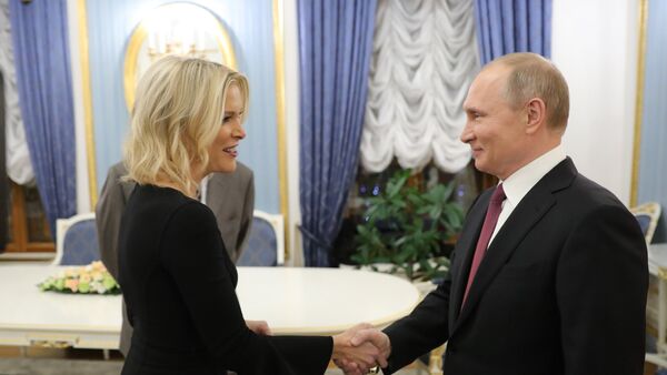 Novinarka televizije En-Bi-Si Megin Keli i predsednik Rusije Vladimir Putin u Kremlju - Sputnik Srbija