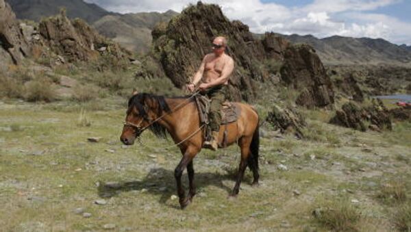 Predsednik Rusije Vladimir Putin jaše konja - Sputnik Srbija