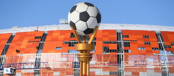 Lopta ispred stadiona u Saransku tokom priprema za Svetsko prvenstvo u fudbalu 2018. Lopta ispred stadiona u Saransku tokom priprema za Svetsko prvenstvo u fudbalu 2018. - Sputnik Srbija