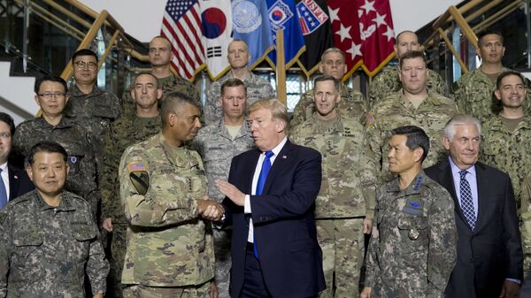 Доналд Трамп и Рекс Тилерсон са Америчким војницима у Јужној Кореји. - Sputnik Србија