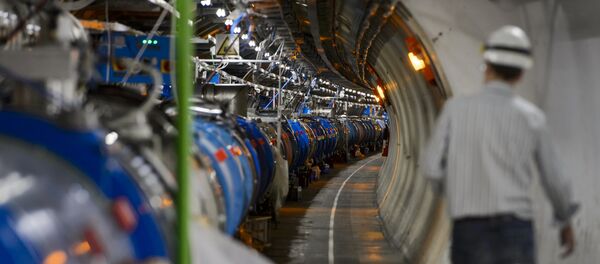 Научник хода тунелом унутар Великог хадронског сударача (ЛХЦ) у Европској организацији за нуклеарна истраживања (ЦЕРН) - Sputnik Србија
