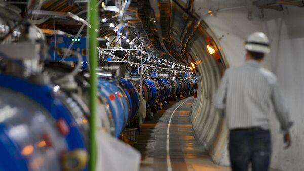 Научник хода тунелом унутар Великог хадронског сударача (ЛХЦ) у Европској организацији за нуклеарна истраживања (ЦЕРН) - Sputnik Србија