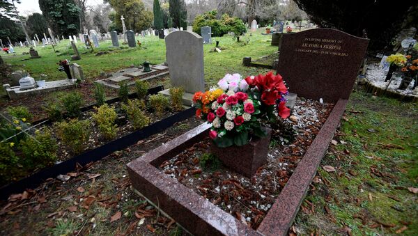 Grob Ljudmile Skripalj, supruge bivšeg pukovnika GRU Sergeja Skripalja na groblju u Salsberiju - Sputnik Srbija