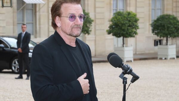 Bono Voks ispred Jelisejske palate uoči susreta sa predsednikom Francuske 24. jula 2017. - Sputnik Srbija