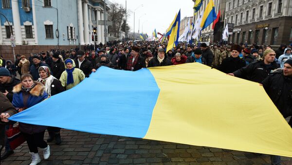 Присталице Скашвилија током протестне шетње носе заставу Украјине - Sputnik Србија