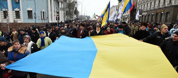 Присталице Скашвилија током протестне шетње носе заставу Украјине - Sputnik Србија