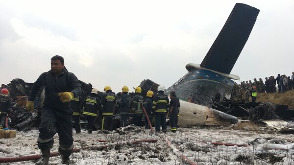 Spasioci rade na mestu pada aviona u Nepalu - Sputnik Srbija