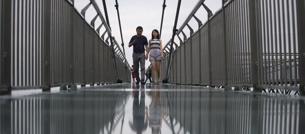 Ljudi hodaju preko staklenog mosta u Vanšengu u Kini. - Sputnik Srbija