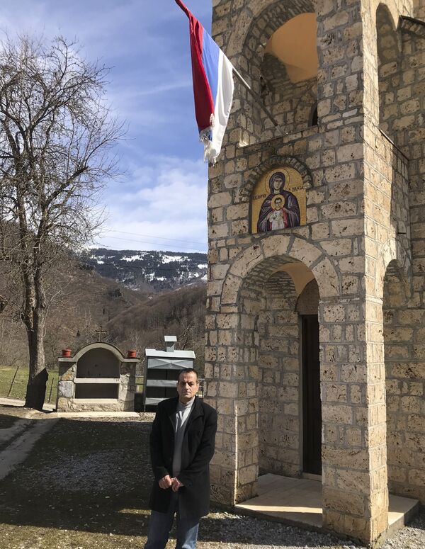 Предсједник МЗ Велика Маринко Бошковић испред цркве Св. Кирике и Јулите  - Sputnik Србија