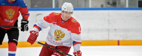 Predsednik Rusije Vladimir Putin na hokejaškom treningu - Sputnik Srbija