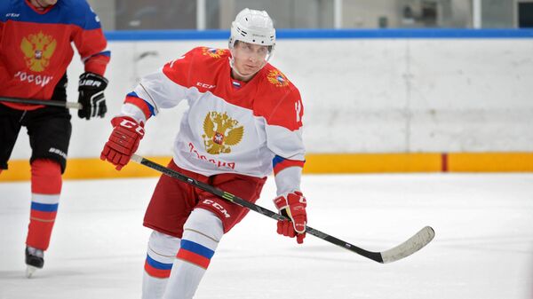 Predsednik Rusije Vladimir Putin na hokejaškom treningu - Sputnik Srbija