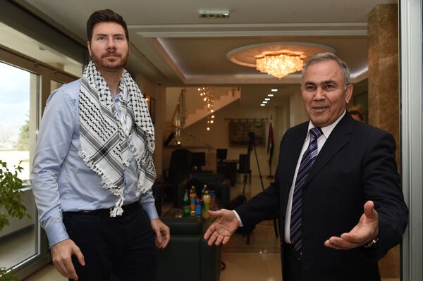 Ivan Pernar sa ambasadorom Palestine u Beogradu  Muhamedom Nabhanom - Sputnik Srbija