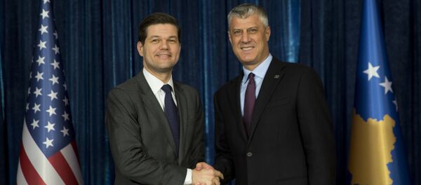 Вес Мичел и Хашим Тачи Вес Мичел и Хашим Тачи - Sputnik Србија