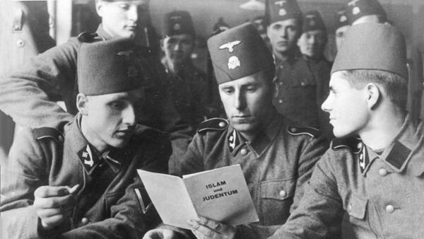 Pripadnici 13. SS divizije Handžar čitaju nacistički pamflet „Islam i Jevreji“ sa temom Hitlerovog „konačnog rešenja“ jevrejskog „problema“. - Sputnik Srbija
