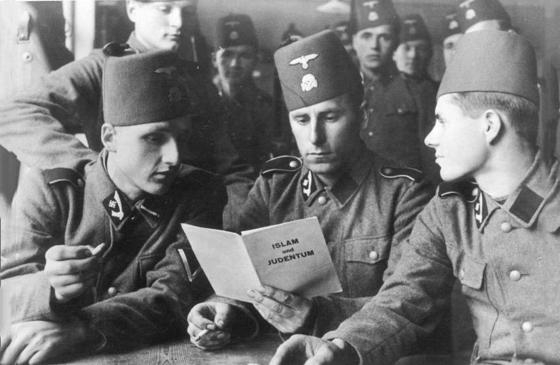 Припадници 13. СС дивизије Ханџар читају нацистички памфлет „Ислам и Јевреји“ са темом Хитлеровог „коначног решења“ јеврејског „проблема“. - Sputnik Србија, 1920, 12.07.2023