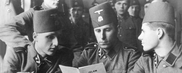 Припадници 13. СС дивизије Ханџар читају нацистички памфлет „Ислам и Јевреји“ са темом Хитлеровог „коначног решења“ јеврејског „проблема“. - Sputnik Србија