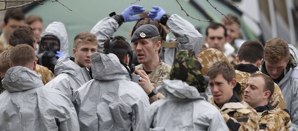 Britanski vojnici ispred paba u čijoj je blizini pronađen u besvesnom stanju bivši ruski obaveštajac Sergej Skripalj i njegova ćerka Julija Britanski vojnici ispred paba u čijoj je blizini pronađen u besvesnom stanju bivši ruski obaveštajac Sergej Skripalj i njegova ćerka Julija - Sputnik Srbija