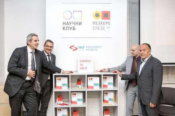 Zamenik gradonačelnika Beograda Andreja Mladenović, zamenik generalnog direktora NIS-a Vadim Smirnov, vršilac dužnosti direktora Centra za promociju nauke Jovan Trifunović i ministar prosvete Mladen Šarčević - Sputnik Srbija