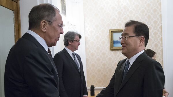 Ministar spoljnih poslova Rusije Sergej Lavrov i specijalni izaslanik južnokorejskog predsednika Čon Iui Jong na sastanku u Moskvi - Sputnik Srbija