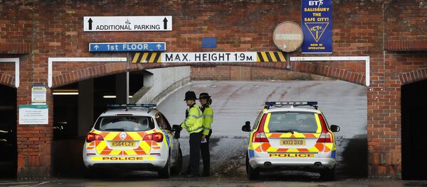 Припадници британске полиције током истраге тровања бившег пуковника ГРУ Сергеја Скрипаља у Салсберију Припадници британске полиције током истраге тровања бившег пуковника ГРУ Сергеја Скрипаља у Салсберију - Sputnik Србија