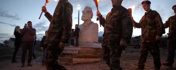 Припадници тероритичке организације ОВК испред споменика Адема Јашарија - Sputnik Србија