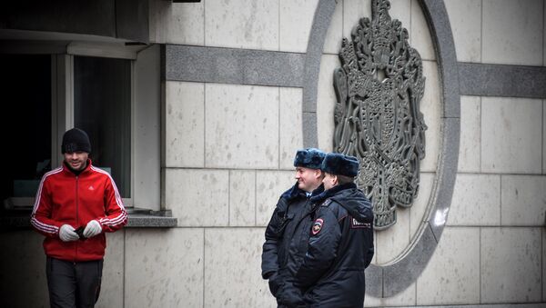 Pripadnici ruske policije ispred ambasade Velike Britanije u Moskvi - Sputnik Srbija