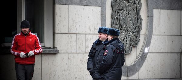 Припадници руске полиције испред амбасаде Велике Британије у Москви - Sputnik Србија