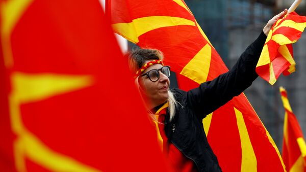 Ljudi sa zastavama Makedonije - Sputnik Srbija