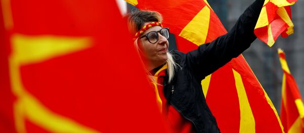 Људи са заставама Македоније - Sputnik Србија