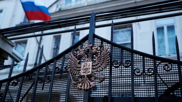 Zastava Rusije na ambasadi Rusije u Londonu - Sputnik Srbija