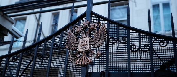 Застава Русије на амбасади Русије у Лондону Застава Русије на амбасади Русије у Лондону - Sputnik Србија