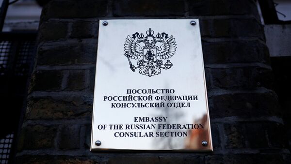 Tabla na kapiji konzularnog odeljenja ruske ambasade u Londonu - Sputnik Srbija