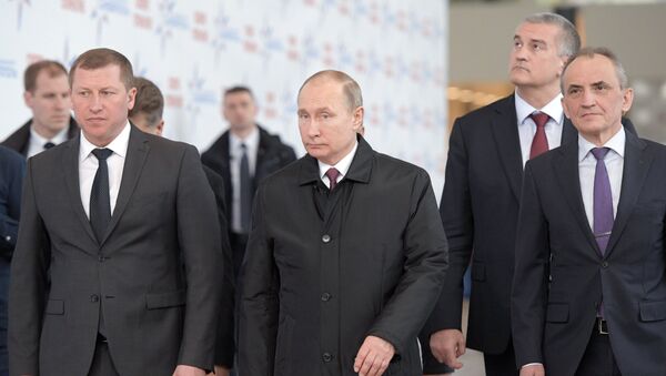 Predsednik Rusije Vladimir Putin tokom obilaska radova na terminalu međunarodnog aerodroma Simferopolj - Sputnik Srbija
