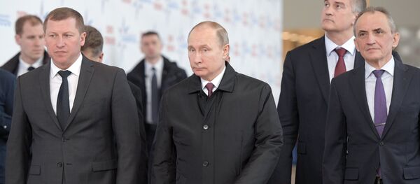 Председник Русије Владимир Путин током обиласка радова на терминалу међународног аеродрома Симферопољ - Sputnik Србија