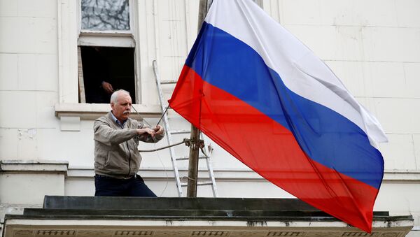 Скидање заставе Русије са зграде руске дипломатске мисије у Лондону - Sputnik Србија
