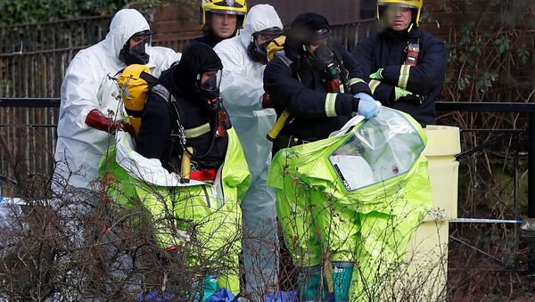 Službenici u zaštitnoj odeći premeštaju forenzički šator, pokrivajući klupu na kojoj su pronađeni Sergej Skripalj i njegova ćerka Julija, u centru Solsberija u Velikoj Britaniji, 8. marta 2018. godine - Sputnik Srbija