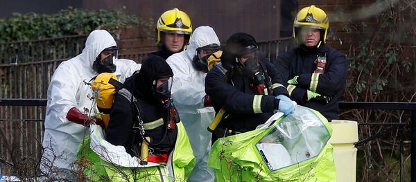 Службеници у заштитној одећи премештају форензички шатор, покривајући клупу на којој су пронађени Сергеј Скрипаљ и његова ћерка Јулија, у центру Солсберија у Великој Британији, 8. марта 2018. године Службеници у заштитној одећи премештају форензички шатор, покривајући клупу на којој су пронађени Сергеј Скрипаљ и његова ћерка Јулија, у центру Солсберија у Великој Британији, 8. марта 2018. године - Sputnik Србија