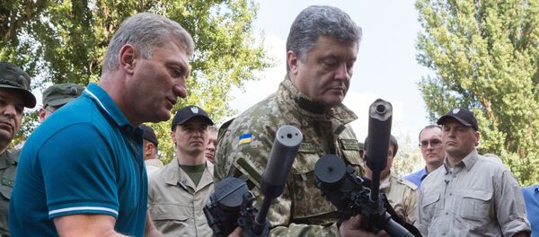 Predsednik Ukrajine Petro Porošenko  u uniformi - Sputnik Srbija