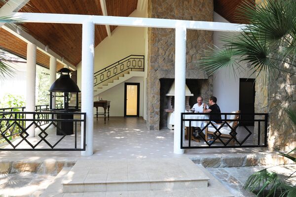 Predsednik Rusije Vladimir Putin i premijer Dmitrij Medvedev za vreme doručka u predsedničkoj rezidenciji u Sočiju Predsednik Rusije Vladimir Putin i premijer Dmitrij Medvedev za vreme doručka u predsedničkoj rezidenciji u Sočiju - Sputnik Srbija