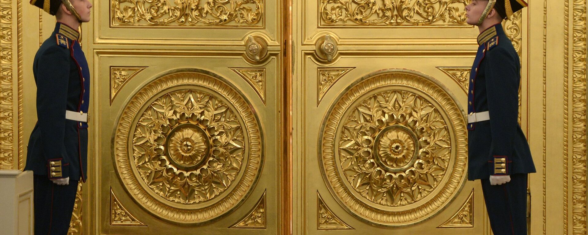 Vrata Andrejevske sale Kremlja. Kroz njih će ući budući  predsednik Rusije za vreme inauguracije - Sputnik Srbija, 1920, 03.12.2025