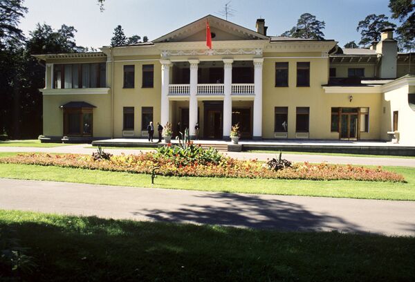 Novo Ogarjovo – zvanična rezidencija predsednika Rusije. Fotografija je snimljena 1991. godine i zato se na zgradi vijori zastava SSSR-a. Novo Ogarjovo – zvanična rezidencija predsednika Rusije. Fotografija je snimljena 1991. godine i zato se na zgradi vijori zastava SSSR-a. - Sputnik Srbija