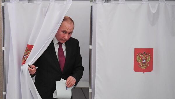 Predsednik Rusije Vladimir Putin izlazi iz glasačke kabine na predsedničkim izborima u Rusiji - Sputnik Srbija