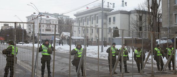 Украјина блокирала приступ руској амбасади у Кијеву - Sputnik Србија