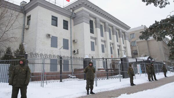 Припадници полиције Украјине блокирају зграду амбасаде Русије у Кијеву због одржавања председничких избора у Русији - Sputnik Србија